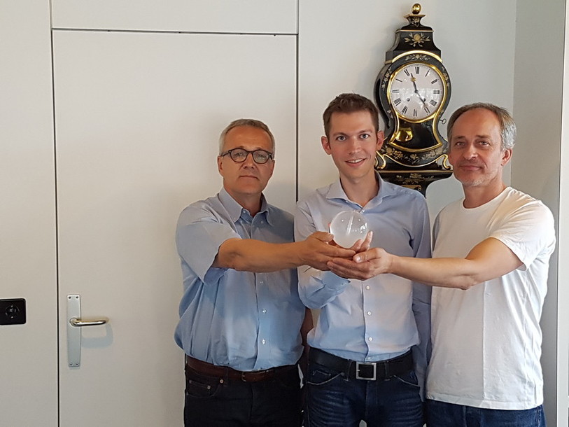 Deux des quatre lauréats Pascal Rochat (à gauche) et Vianney Halter (à droite) entourent le conservateur du Musée international d'horlogerie et président du jury du Prix Gaïa Régis Huguenin.