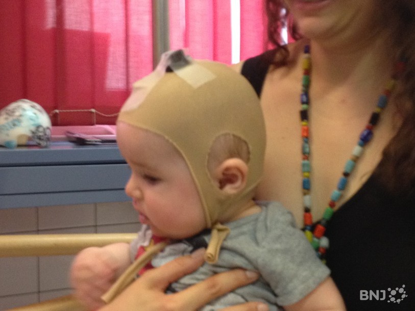 Erwan avec la sorte de bonnet qui permet de prendre les mesures de son cra^ne
