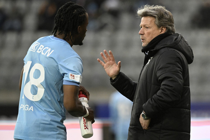 L'entraineur xamaxien Jeff Saibene avec Aimery Pinga. (Photo archives: KEYSTONE/Marcel Bieri)