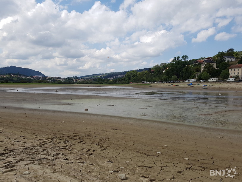 L'eau se fait rare dans le Doubs, ici entre Les Brenets et Villers-le-Lac.