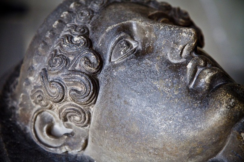 Visage sculpté dans de la pierre