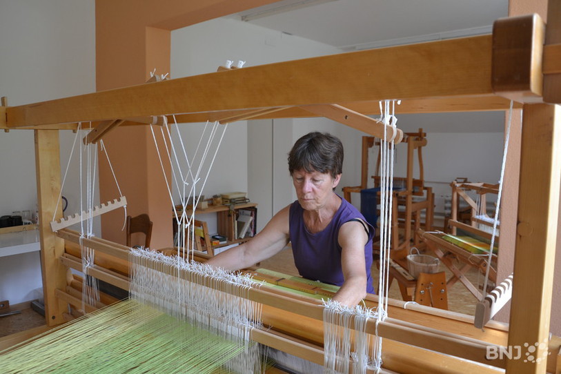 Liselotte Pfirter, tisserande à la Maison des Artisans.