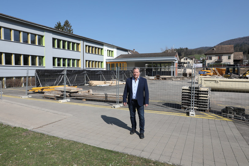 Joël Burkhalter, maire de Courrendlin, a choisi de poser devant le chantier de l'agrandissement de l'école.