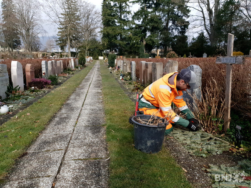 L’entretien périodique des tombes est une option conclue par contrat. Ce n’est donc pas un service de base, mais lorsque des plantes commencent à déborder sur la stèle voisine, il faut bien tailler un peu.