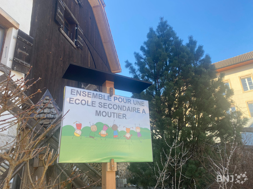 A Perrefitte, l'opposition au projet de Grandval est visible au cœur du village.