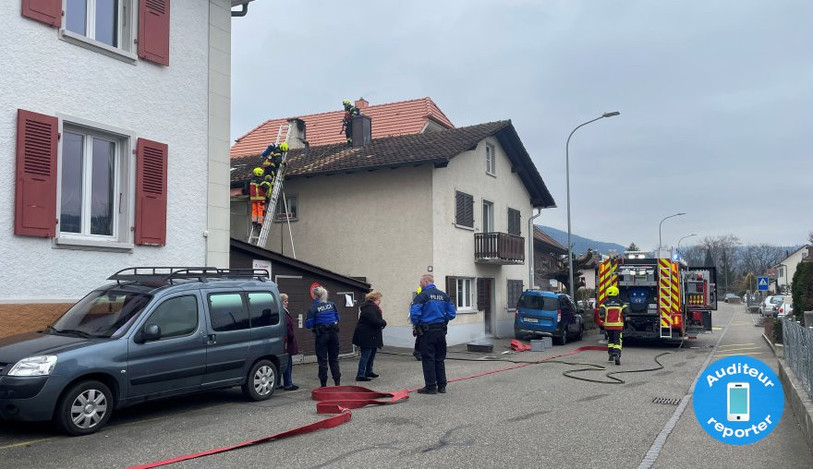 Les pompiers du SIS Haute-Sorne ont rapidement circonscrit le sinistre. (Photo : auditeur-reporter)