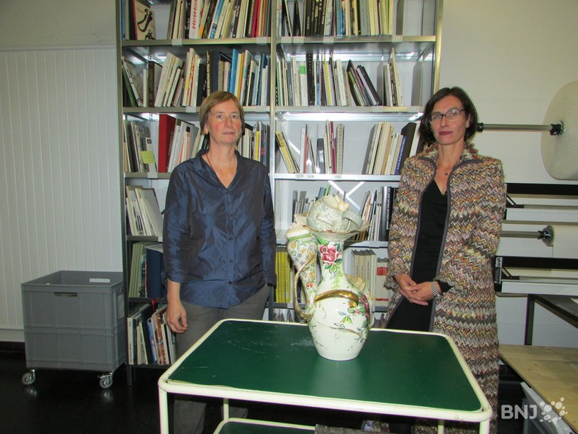 Hannah Külling (à droite), responsable de la collection et Sybille Thomke, présidente de la Commission des arts visuels de la ville de Bienne.