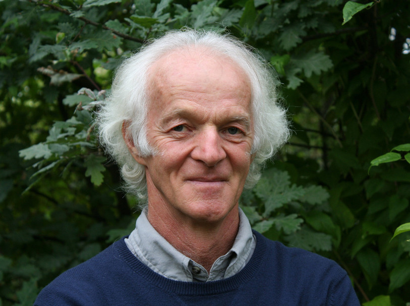 Ernst Zürcher est l’un des initiateurs du projet des Sentiers des Savoirs, un réseau de lieux porteurs de savoir-faire et savoir-être nécessaires à la transition écologique. (Photo : Bibliothèque de la Ville de Bienne)