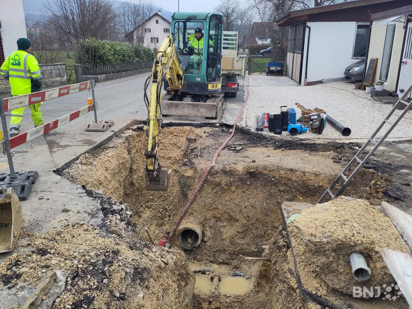 Des ouvriers à pied d'oeuvre ce mercredi pour réparer la conduite d'eau qui a cédé à Courcelon.