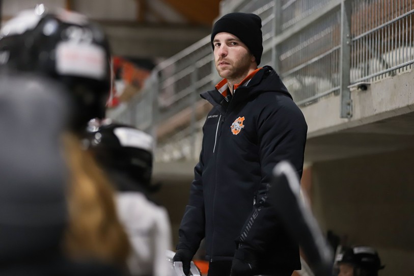 L'entraîneur des Ladies du HC Tramelan Kevin Vallat croient aux chances de ses joueuses. (Photo : Mauricette Schnider)