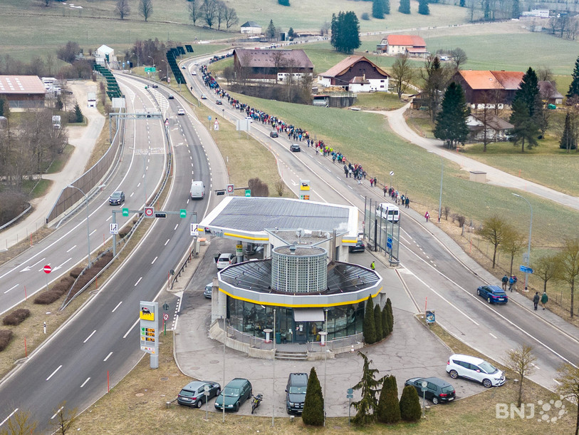 Parmi les 1400 participants, ils étaient environ 750 à s'être élancés depuis Le Locle via La Chaux-de-Fonds, comme ici au Bas du Reymond. (photo: Bertrand Pfaff)