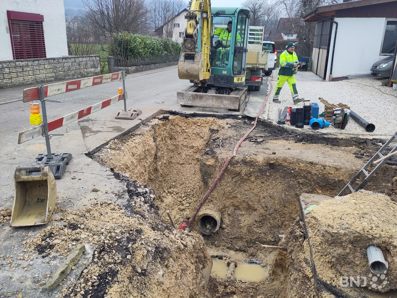 Les travaux ne sont certes pas totalement finis, mais la conduite d'eau a désormais été réparée par les ouvriers qui s'affairaient ce mercredi matin.