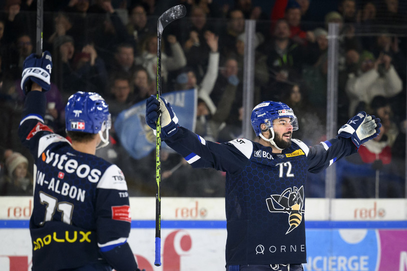 Léonardo Fuhrer (à droite) a marqué les deux buts pour les Abeilles mardi soir. (photo: KEYSTONE / LAURENT GILLIERON)