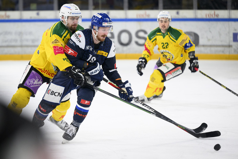 L'attaquant du HC La Chaux-de-Fonds Mathew Wilkins devance Silvio Schmutz (photo : KEYSTONE/Laurent Gillieron).