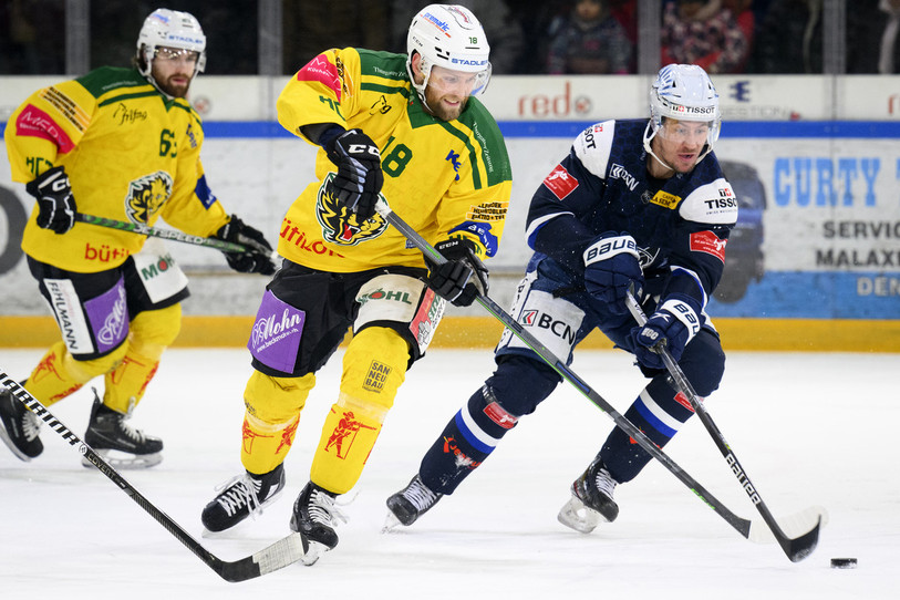 L'attaquant du HC La Chaux-de-Fonds Sondre Olden tente de se défaire de Kevin Kuehni (photo : KEYSTONE/Laurent Gillieron).
