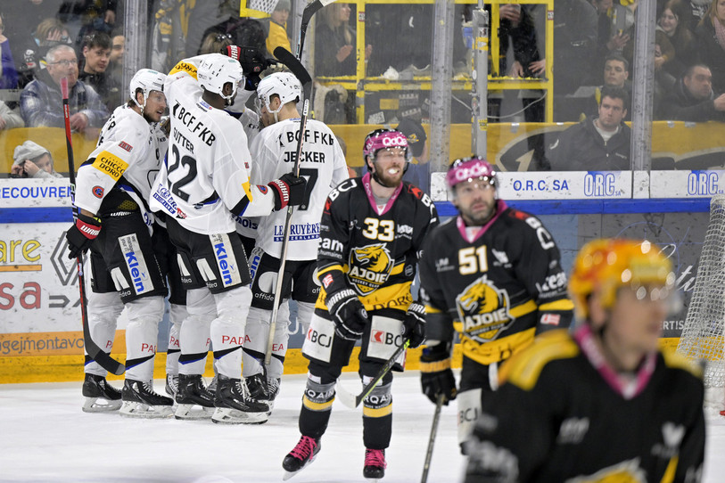 Fribourg-Gottéron a rapidement fait trembler les filets jurassiens pour s’offrir une victoire tranquille. (Photo : KEYSTONE/Georgios Kefalas)