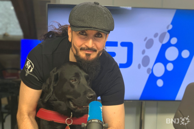 Lord Campbell, leader du groupe Silver Dust, et son labrador Benji qui est la star du nouveau clip, étaient les invités de La Matinale.