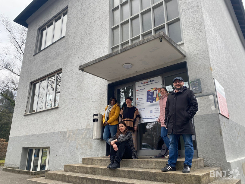 La Maison prévôtoise abrite notamment le Service de la jeunesse et des actions communautaires (SeJAC). Un groupe de travail a été formé pour réfléchir à l'avenir du bâtiment. (De gauche à droite : Teresa Fernandes, Qendresa Latifi, Claire-Lise Coste, Aurélie Farine et Marco Fernandez).