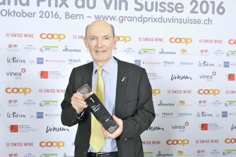 Jean-Marie Mauler avec sa récompense. Photo : Grand Prix du vin suisse