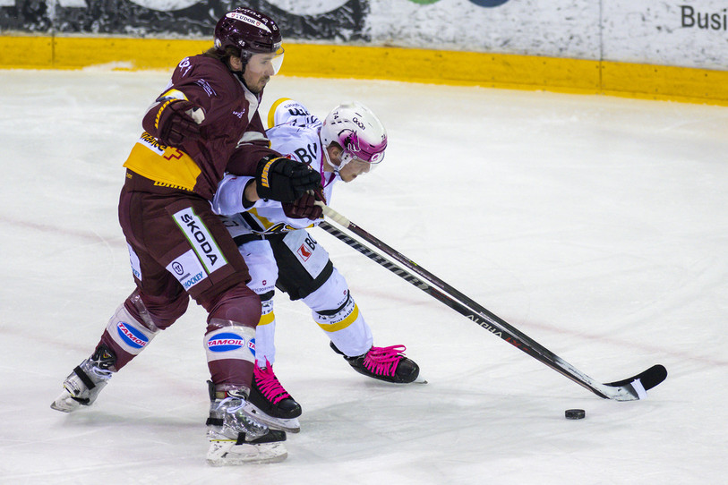 Le HC Ajoie de Gregory Sciaroni, le HC Ajoie a mené la vie dure au Genève-Servette de Sami Vatanen (photo : KEYSTONE/Martial Trezzini).