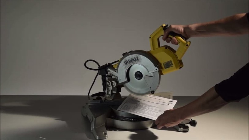 Le film de Marius Steiger montrait qu'il ne fallait pas employer les grands moyens pour ouvrir son enveloppe de vote (photo extraite du film « Es ist nicht so compliqué »