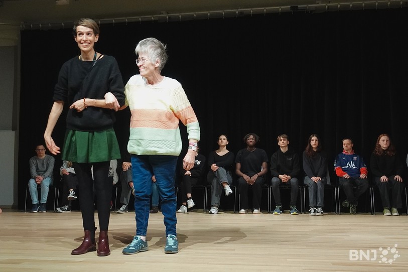 Lydia Besson accompagne une comédienne de Pro Infirmis