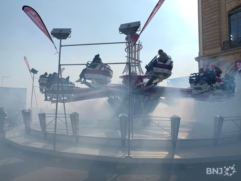 Après une semaine glaciale, le soleil est enfin revenu ce week-end à Neuchâtel. De quoi satisfaire les forains installés depuis une semaine sur la place du Port.