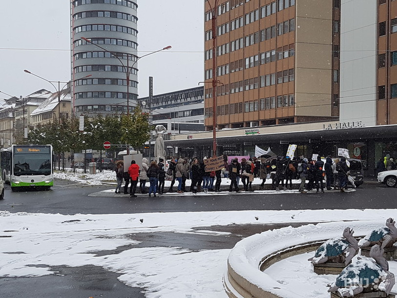 Des enseignants accompagnés de pancartes et d'un défilé de voitures ont défilé mercredi matin à La Chaux-de-Fonds lors d'un deuxième jour de grève.
