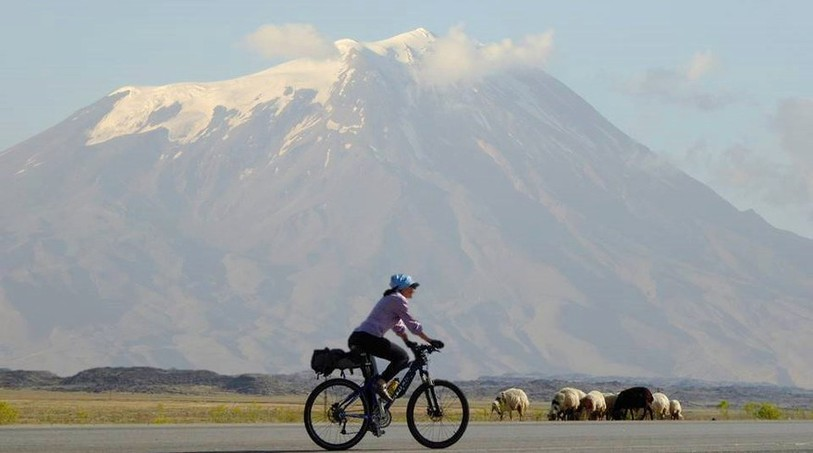 A vélo devant le mont Ararat - Photo : Gérard Chaignat