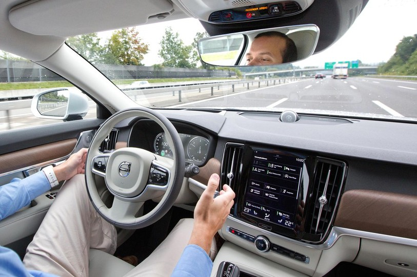 Les systèmes d'assistance à la conduite ne remplacent pas encore l'attention du conducteur.