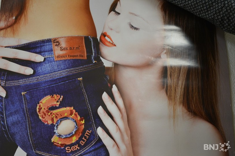 Affiche jeans à trou