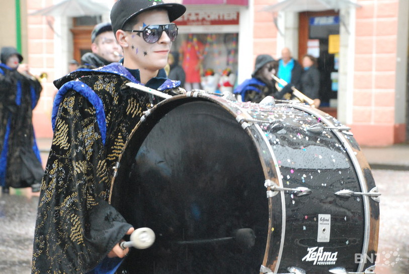 Plusieurs formations Gugens ont défilé dimanche pendant le grand cortège au milieu des chars