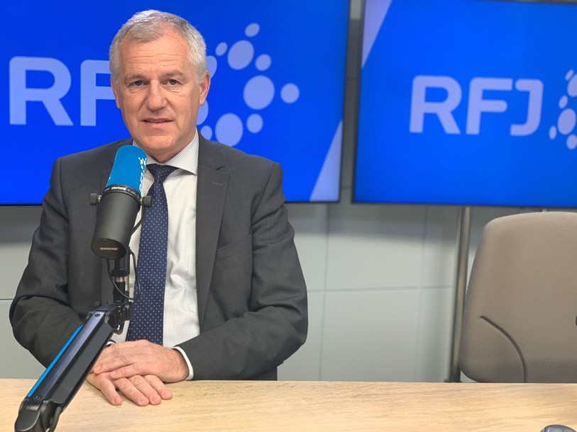 Didier Jolissaint a choisi de poser sur le site des écoles et installations sportives alors que de nouveaux bâtiments devraient être construits (Photo : Didier Jolissaint).