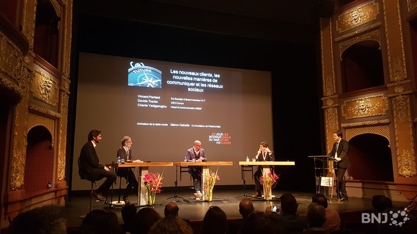 Plusieurs tables rondes étaient organisées sur la scène du théâtre chaux-de-fonnier