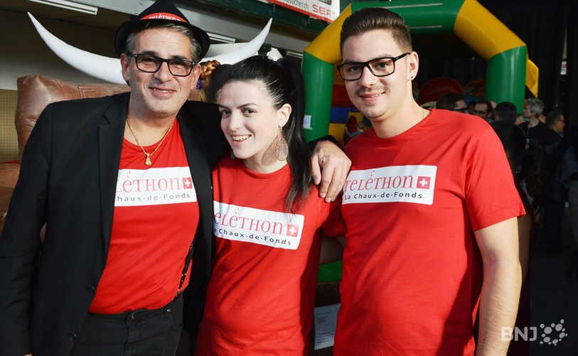 Charlène Krattinger entourée de Daniel Carlino à gauche et de son fils Dylan à droite, les deux organisateurs du Téléthon de La Chaux-de-Fonds.
