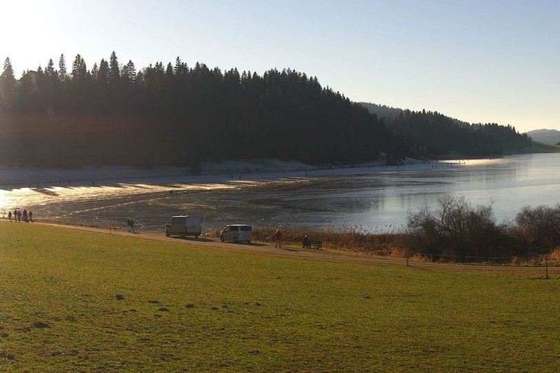 Les premiers patineurs se sont élancés dimanche sur le lac. Image: webcam des Taillères.