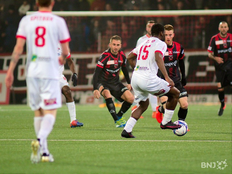 Bertrand Ndzomo, ici de dos avec le numéro 15, jouait au FC Le Mont la saison dernière.