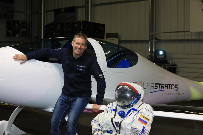 Le Neuchâtelois Raphaël Domjan et son avion solaire stratosphérique. (photo : SolarStratos)