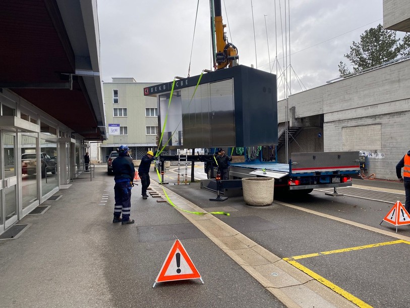 Les locaux provisoires de la BCBE à Moutier sont situés à la rue du Moulin. Un local mobile avec bancomat a été installé devant l'établissement.