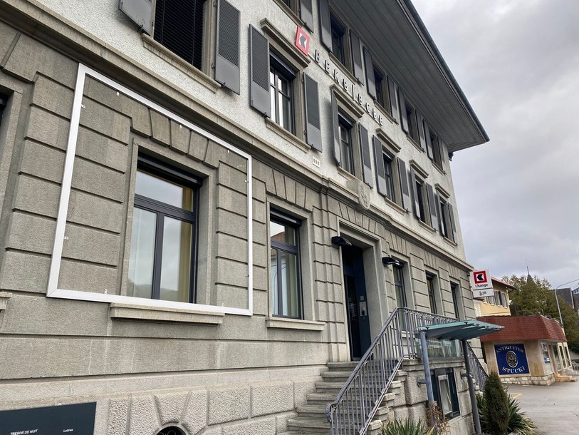 Parmi les améliorations prévues sur le bâtiment de la BCBE, un lift permettra d'accéder à l'étage. Il sera installé en lieu et place du bancomat actuel.