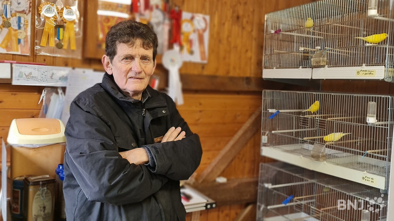 Hughes Guerrin soigne son élevage de canaris depuis une vingtaine d'années.