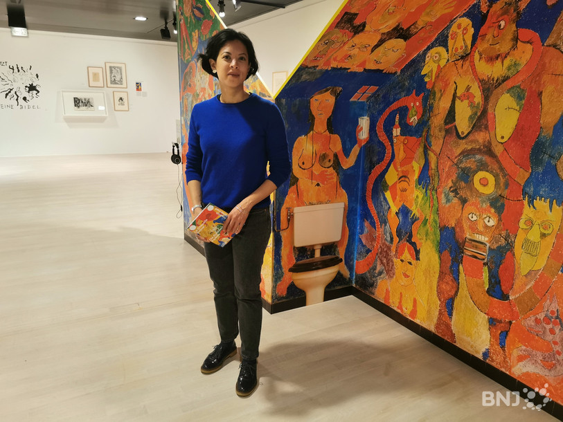 La commissaire de l’exposition, Duc-Hanh Luong, devant une reconstitution de la « Chapelle Sixtine » de Friedrich Dürrenmatt.