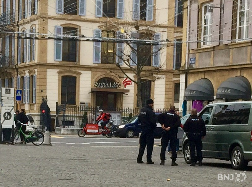 Des policiers sillonnent Neuchâtel.