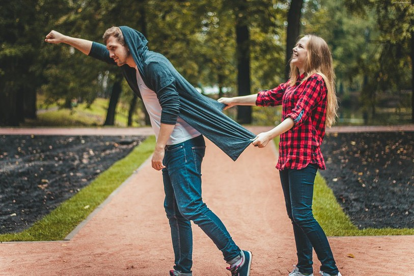 Jeune couple qui mime superman