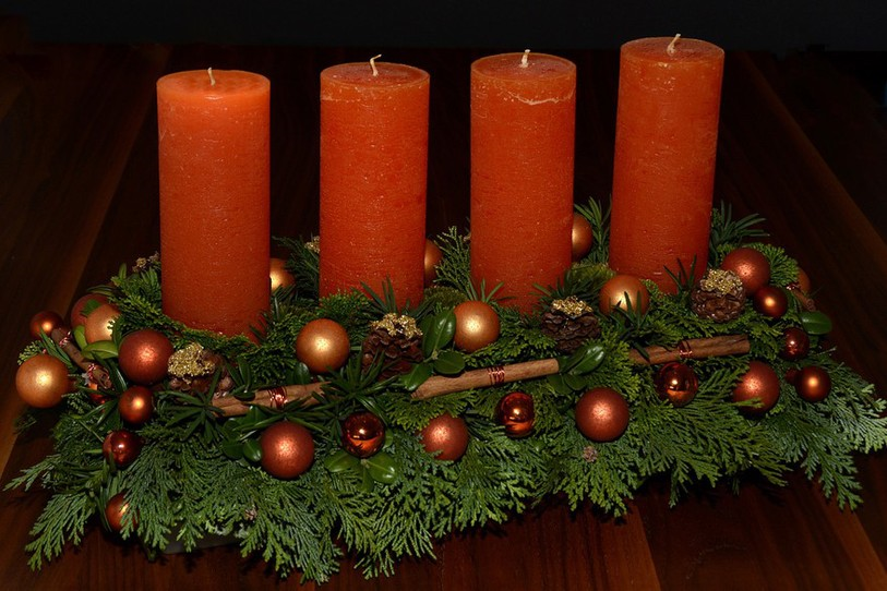 couronne de l'Avent avec 4 bougies orange