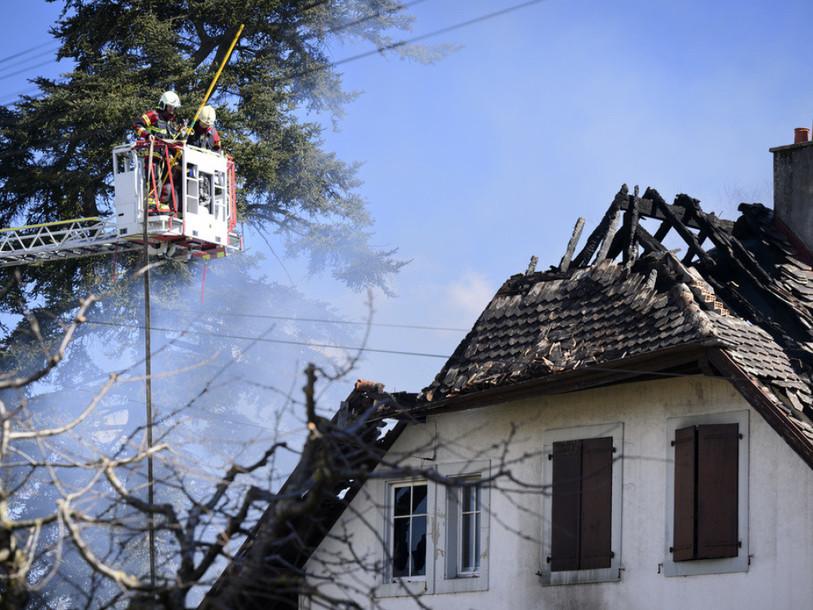 L'incendie dans une villa à Yverdon-les-Bains s'est déclaré tôt jeudi matin. (Photo : KEYSTONE / Jean-Christophe Bott).
