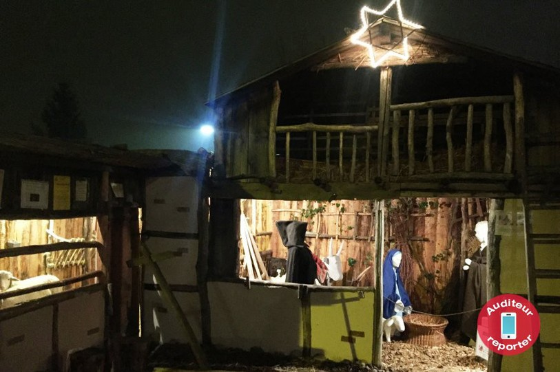 La crèche de Colombier est située dans la cour de la cure.