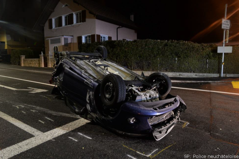 Sous l'effet du choc, la voiture s'est retrouvée sur le toit.