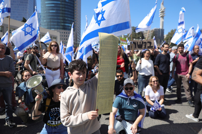 Une manifestation s'est notamment tenue jeudi à Tel Aviv, réunissant des dizaines de milliers de personnes. (Photo : EPA/ABIR SULTAN).