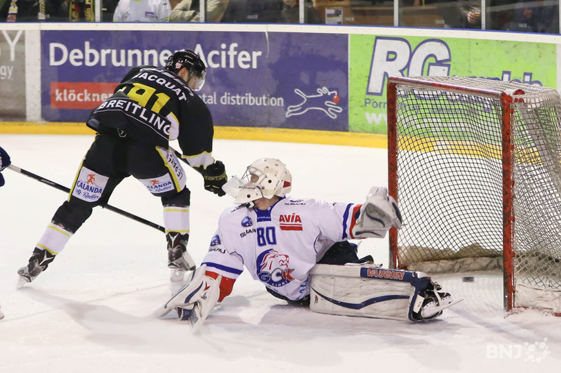 Steven Macquat inscrit le but de la victoire face au portier Wolfgang Zürrer (photo : Mauricette Schnider)